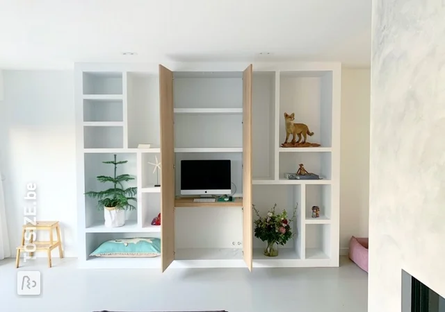 Meuble à compartiments blanc moderne sur mesure avec panneaux en bois de chêne, par Kees